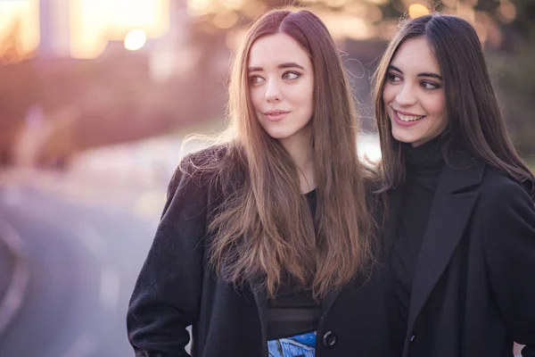 Filles urbaines marchant dans la rue — Photo