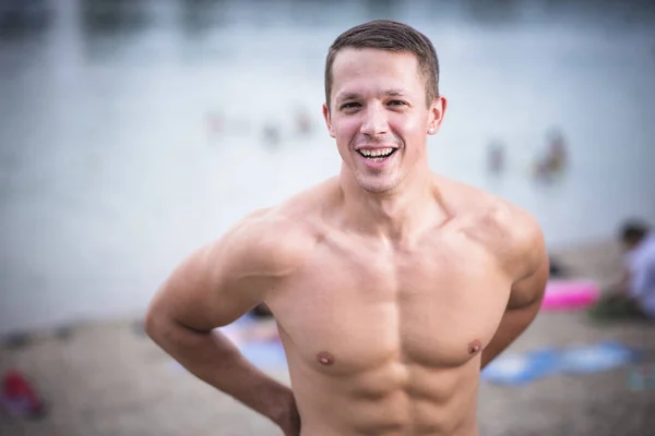 海滩上的性感肌肉男人 — 图库照片