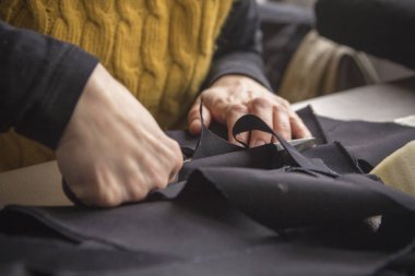 Genç terzi kesme giyim malzemesi