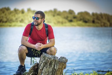 Backpacker bir nehir yanında rahatlatıcı