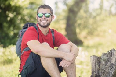 Mutlu genç backpacker ormanda