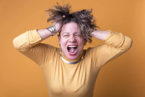 Jovem mulher gritando e gritando — Fotografia de Stock