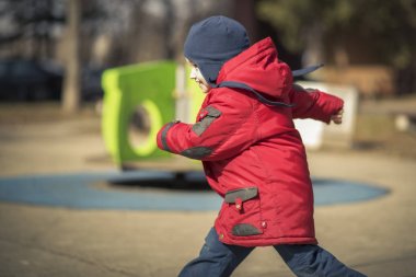 Sevimli küçük çocuk parkta eğleniyor