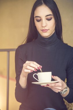 Genç kadının bir kafede kahve
