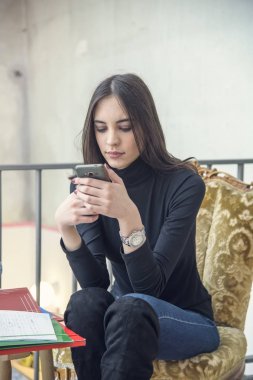 Bir fincan kahve zevk ve onu telefonda konuşurken genç kadın