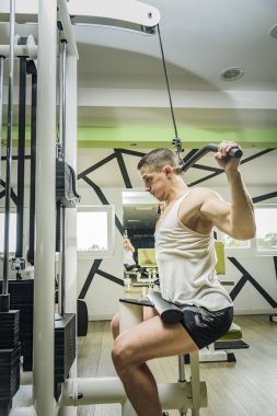 Egzersiz aşağı omuz çekme