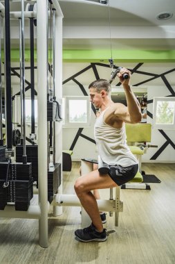 Egzersiz aşağı omuz çekme