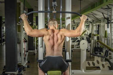 Egzersiz aşağı omuz çekme