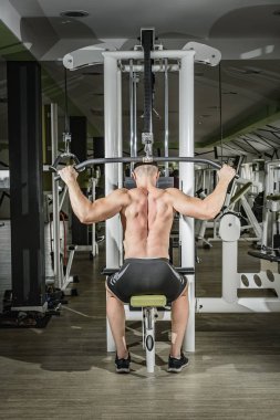 Egzersiz aşağı omuz çekme