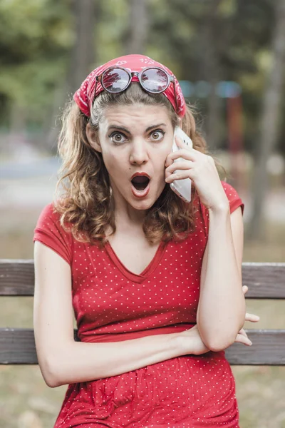 Vintage Girl schockiert mit schlechten Nachrichten — Stockfoto