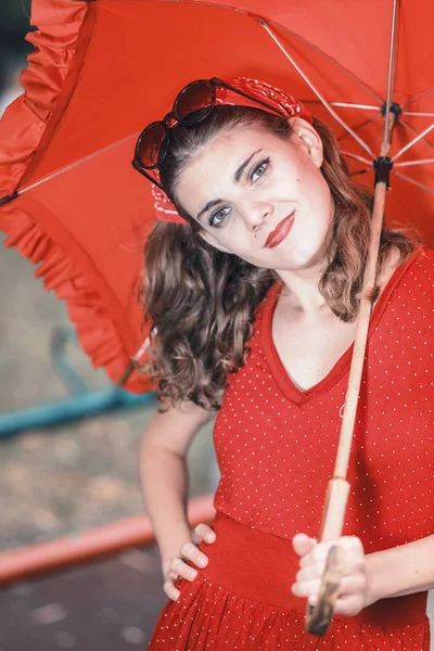Dia chuvoso e uma menina vermelha vintage — Fotografia de Stock