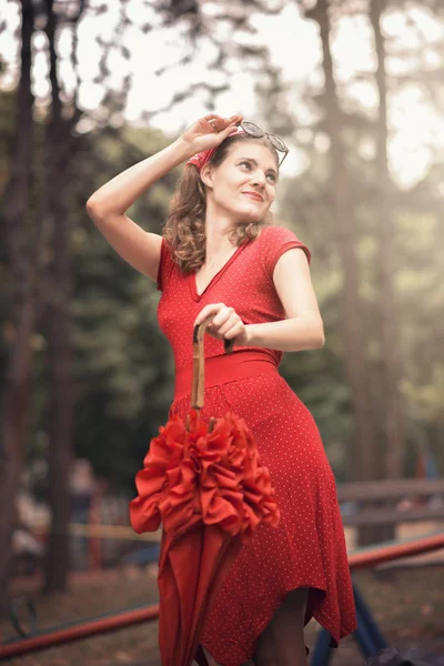 Día lluvioso y una chica roja vintage —  Fotos de Stock