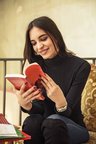 Mladá studentka s knihou v kavárně — Stock fotografie