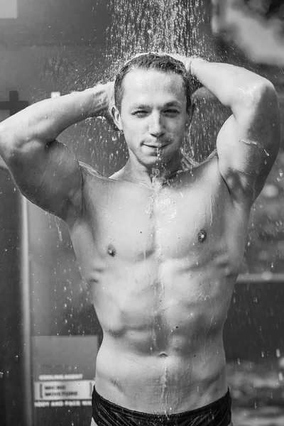 Sexy muscular man showering on the beach — Stock Photo, Image