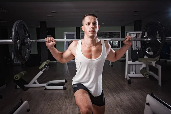 Barbell levantando pesado no ginásio — Fotografia de Stock