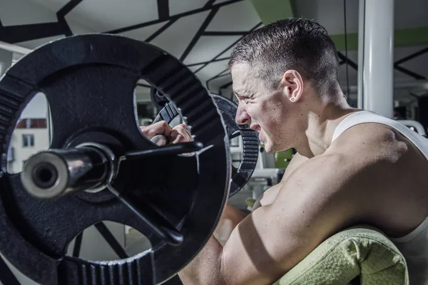 Ağır halter salonunda kaldırma