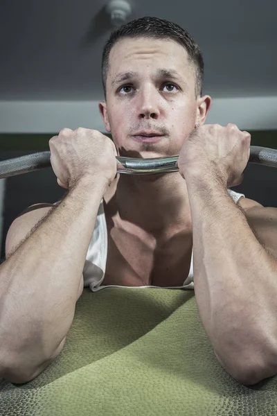 Brzana ciężkich podnoszenia w siłowni — Zdjęcie stockowe
