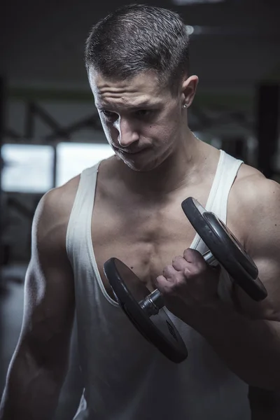 Junger Mann im Fitnessstudio beim Powerlifting — Stockfoto