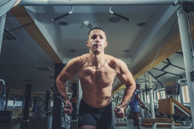 Spor salonunda kablo sinek egzersiz yapan erkek