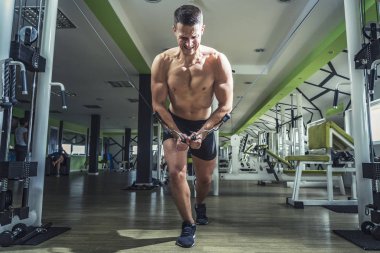 Spor salonunda kablo sinek egzersiz yapan erkek