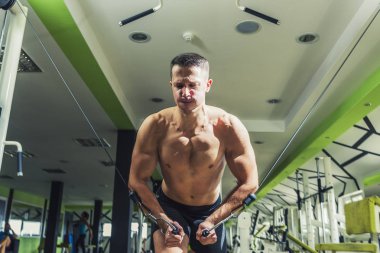 Spor salonunda kablo sinek egzersiz yapan erkek