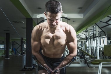 Spor salonunda kablo sinek egzersiz yapan erkek