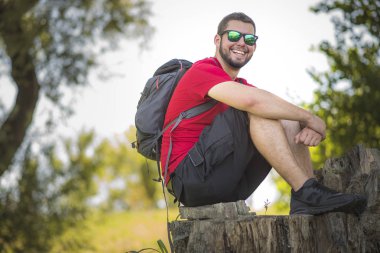 Mutlu genç backpacker ormanda