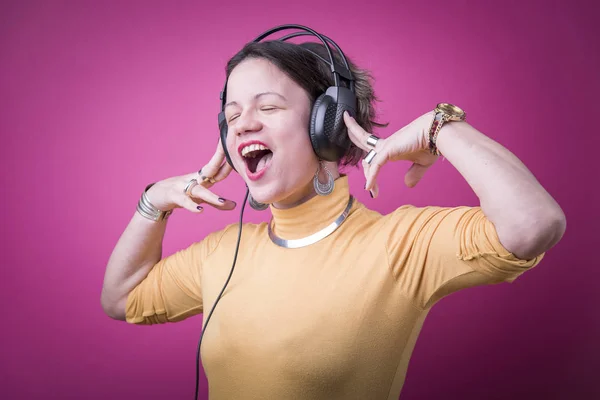 Desfrutando de uma música favorita — Fotografia de Stock