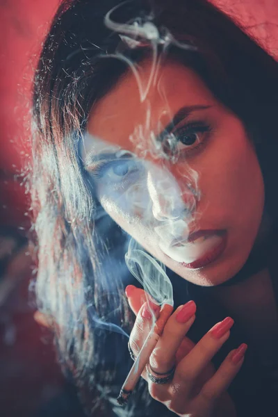 Stijlvolle vrouw rookt een sigaret — Stockfoto