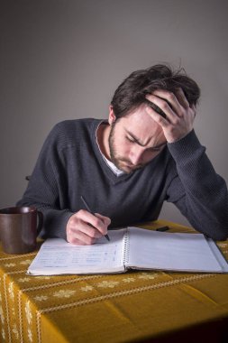 Hesaplama, yazmak ve okuyan genç adam