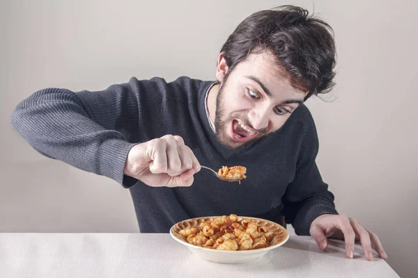 Hungry man eating food — Stock Photo, Image