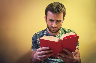 Adam üzgün bir kitap okuma