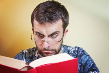 Genç bir adam için kötü görme