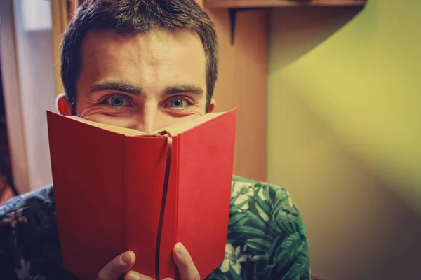 Jovem adora ler livros — Fotografia de Stock