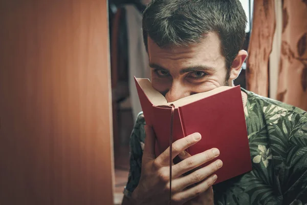Genç adam kitapları okumayı seviyor