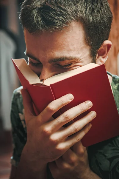 Genç adam kitapları okumayı seviyor — Stok fotoğraf