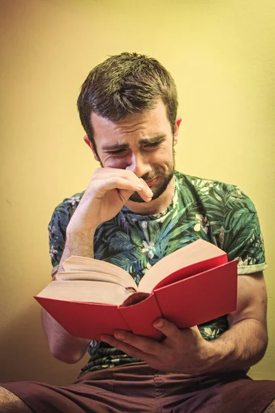 Homem lendo um livro triste — Fotografia de Stock