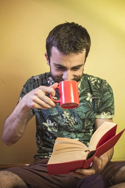 Kitap ve kahve saati — Stok fotoğraf
