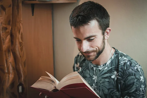 Lendo um grande livro — Fotografia de Stock