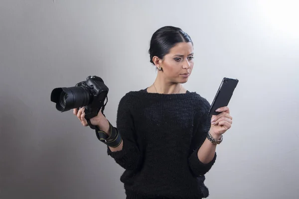 Not sure how to use a professional camera — Stock Photo, Image