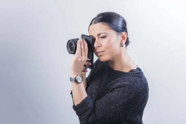 Usar una lente en la cámara de su teléfono inteligente — Foto de Stock