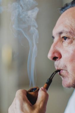 Üst düzey boru sigara içen