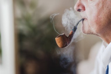 Üst düzey boru sigara içen