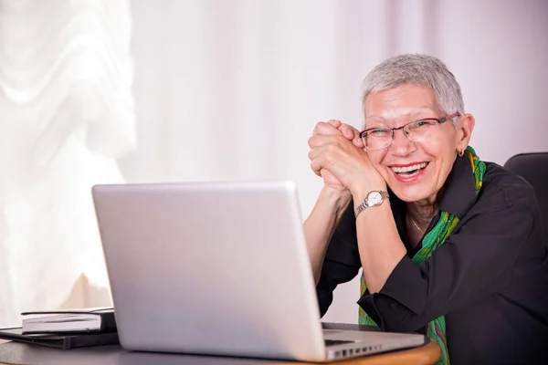 Mulher de negócios velho feliz — Fotografia de Stock