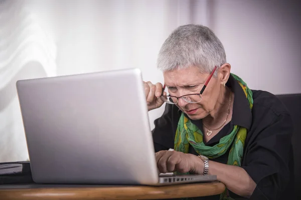 Старшая женщина, плохое зрение — стоковое фото