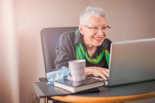 Senior vrouw surfen op internet — Stockfoto