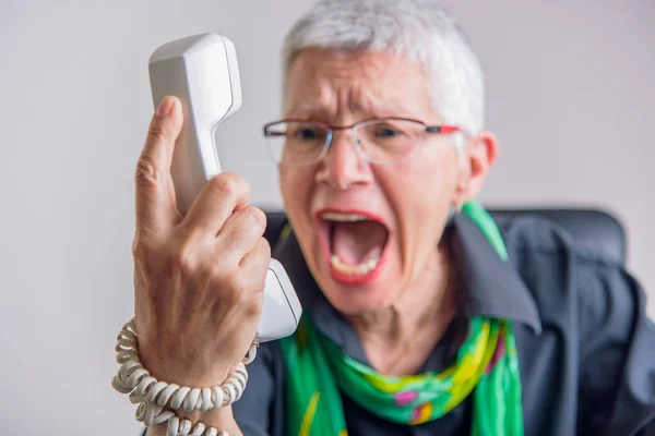 Korkunç Servisi, telefon bağıran kızgın kadın kıdemli