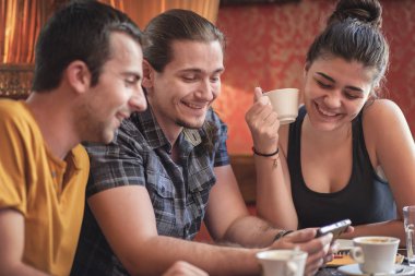 Bir kafede üç arkadaş grubu