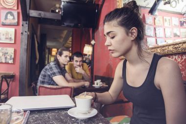 Bir kadın hakkında erkek dedikodu