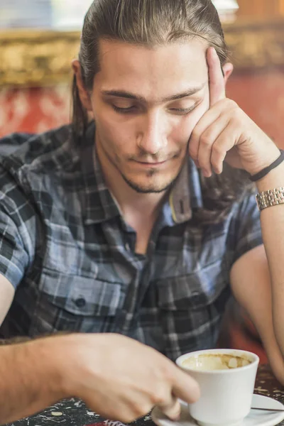 Депресивний молодий чоловік у кав'ярні — стокове фото